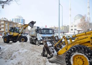 Pursaklar’da tonlarca kar nakli yapıldı